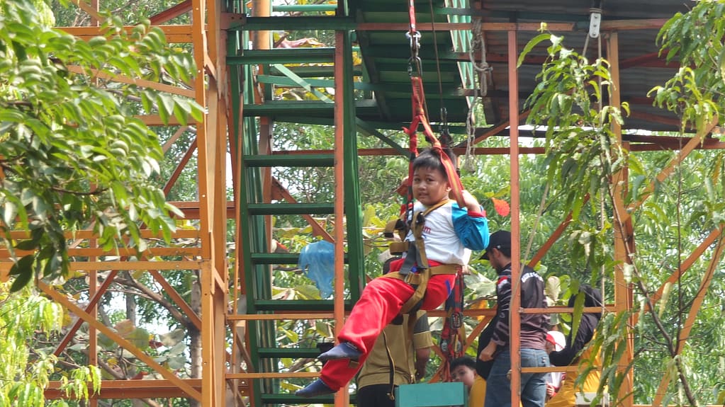 Siswa Bermain Flying Fox