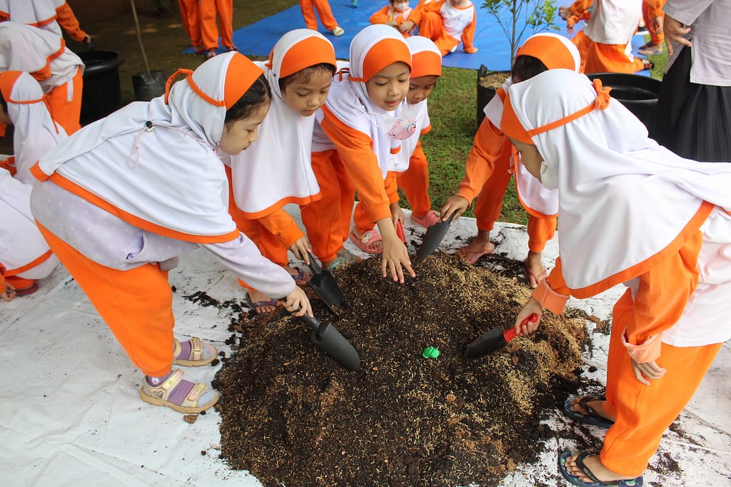 Gerakan Menanam Satu Juta Pohon PG-TK Al Muslim