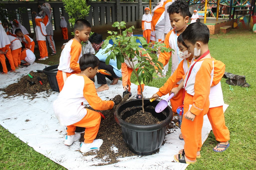Gerakan Menanam Satu Juta Pohon PG-TK Al Muslim